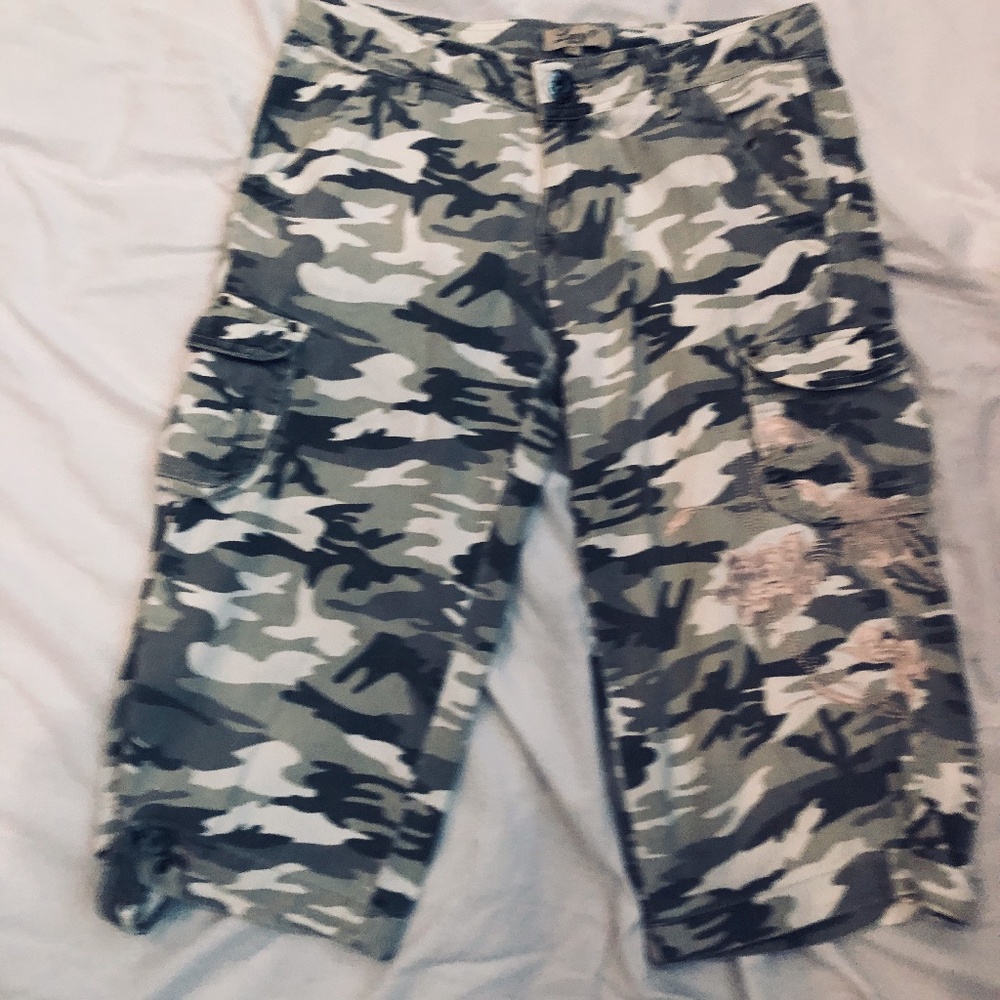 LUCY PARIS camouflage embroidered Bermudas